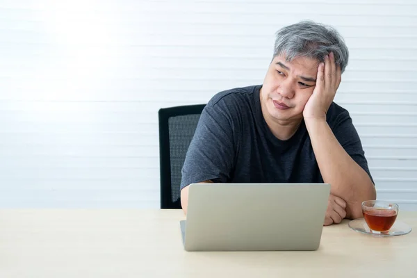 Asiático Hombre Mediana Edad Negocios Sentado Escritorio Lugar Trabajo Está —  Fotos de Stock