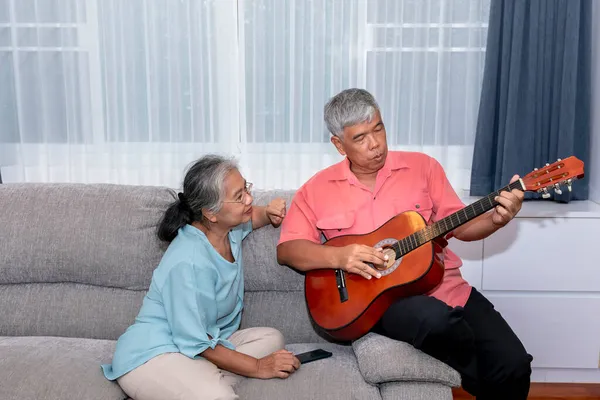 Азиатская Пожилая Пара Муж Жена Расслабляются Вместе Музыкой Играя Гитаре — стоковое фото