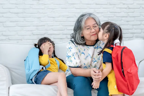 Азиатская Семья Летняя Внучка Несущая Школьную Сумку Целующая Бабушкиного Щекотливого — стоковое фото