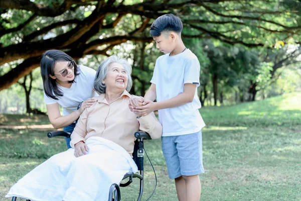 Азиатская Пожилая Женщина Сидит Инвалидной Коляске Улыбается Счастлив Дочерью Внуком — стоковое фото