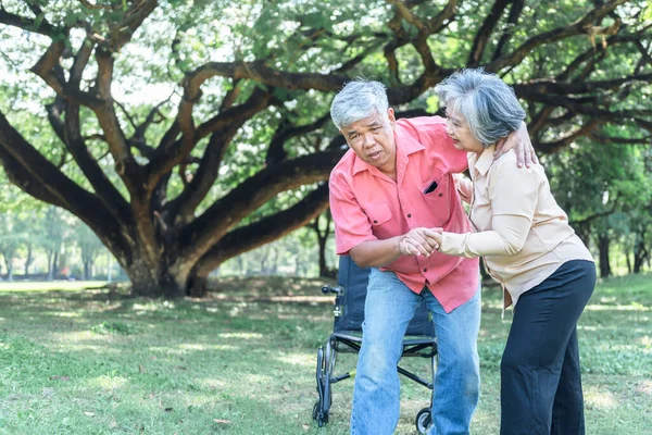 Asiática Pareja Ancianos Atractiva Esposa Ayudando Marido Apoyo Levantarse Silla — Foto de Stock