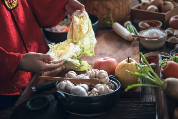 Koreansk Kvinna Bär Traditionell Hanbok Hon Gör Kimchi Som Fermentering — Stockfoto