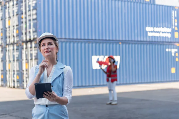 Caucasian Female Engineer Standing Holding Tablet Looking Thinking Blur Woman — Fotografia de Stock