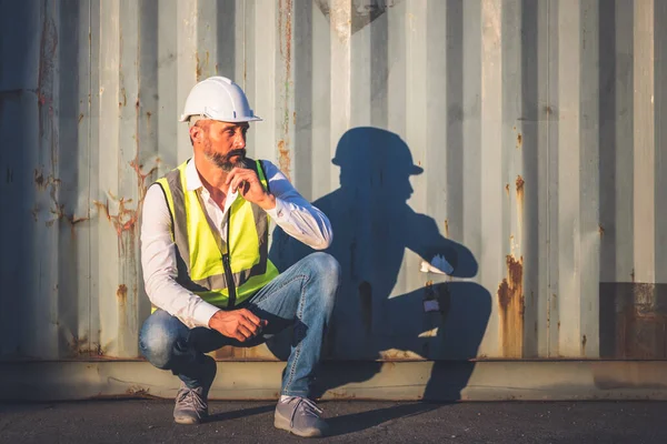 Imagens Retrato Engenheiro Caucasiano Sentado Chão Pensando Planejamento Com Fundo — Fotografia de Stock