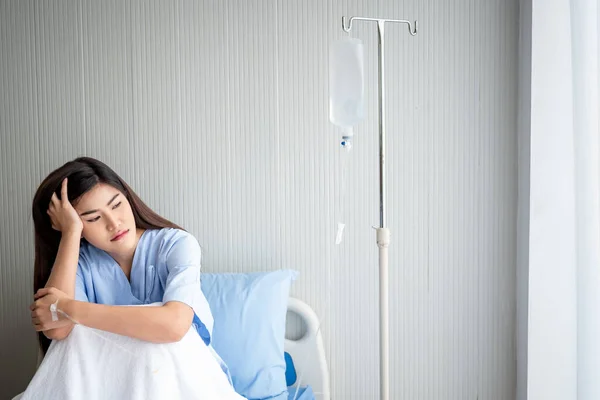 Asiática Pacientes Mulher Está Chateado Sentado Cama Paciente Com Sozinho — Fotografia de Stock