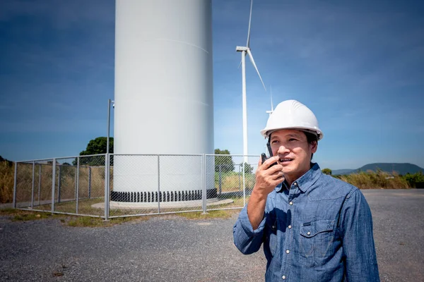 Engenheiro Asiático Técnico Trabalhando Usando Comunicação Rádio Com Borrão Turbinas — Fotografia de Stock