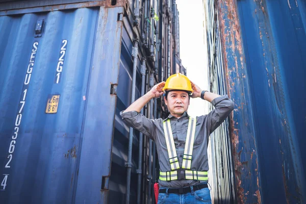 Engenheiro Asiático Que Trabalha Indústria Contêineres Transporte Logístico Carga Importação — Fotografia de Stock