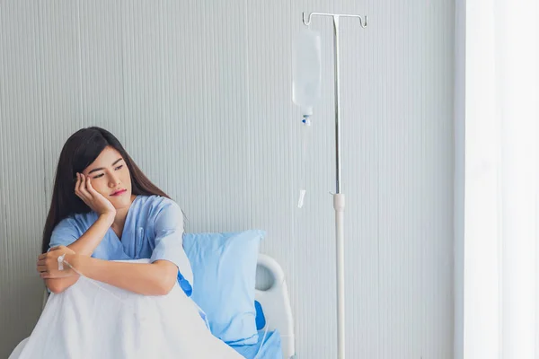 Asiática Pacientes Mulher Está Chateado Sentado Cama Paciente Com Sozinho — Fotografia de Stock