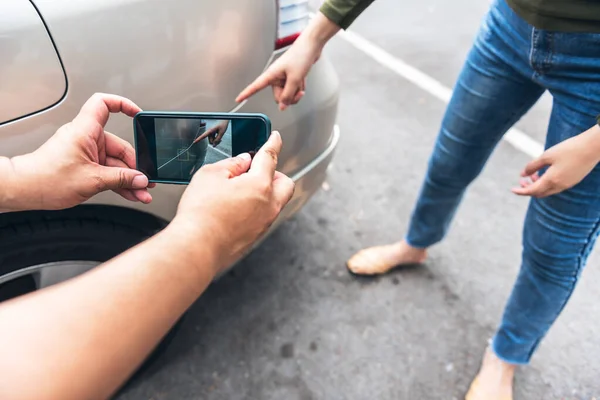 携帯電話を使用している人々事故による自動車の被害を写真に撮る保険代理店の証拠として 人々と交通保険の概念に — ストック写真