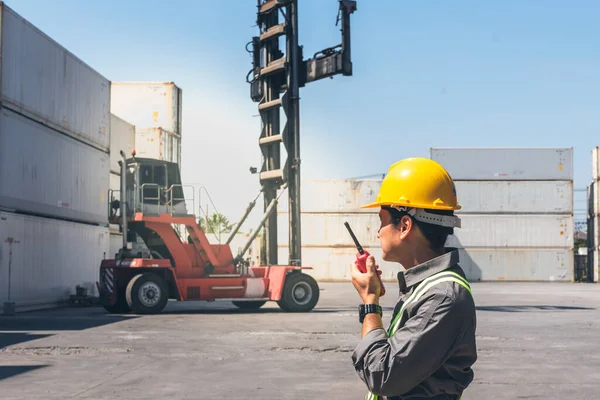 Trabalhadores Asiáticos Homem Trabalhando Indústria Contêineres Transporte Logístico Carga Importação — Fotografia de Stock