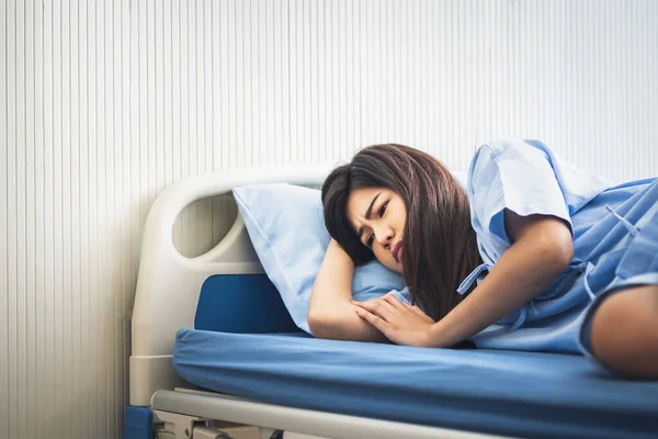 Ασιάτισσες Ασθενείς Γυναίκα Είναι Λυπημένος Και Βρίσκεται Στο Κρεβάτι Του — Φωτογραφία Αρχείου