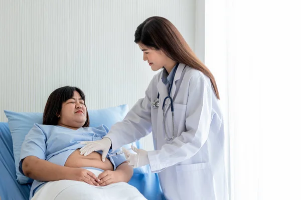 Mulher Asiática Médico Estava Prestes Injetar Insulina Vacina Abdômen Paciente — Fotografia de Stock