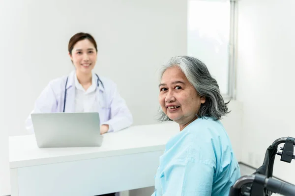 Mulher Idosa Asiática Olhando Sorrir Com Desfocado Suave Fundo Médico — Fotografia de Stock