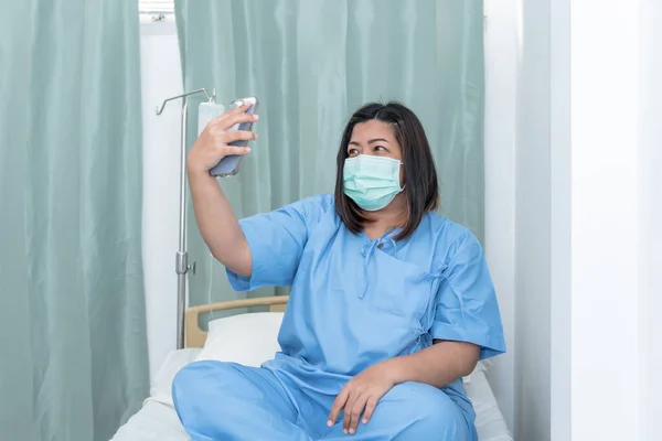 Mulher Asiática Paciente Vestindo Uma Máscara Sentado Cama Usando Aplicativo — Fotografia de Stock