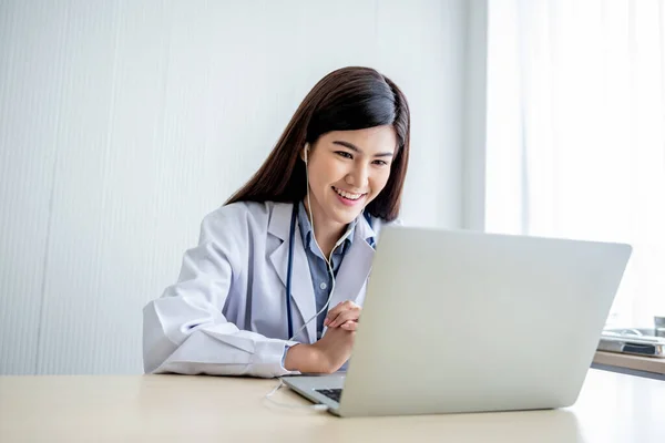 Asiático Atraente Mulher Médico Olhando Para Usando Notebook Computador Para — Fotografia de Stock