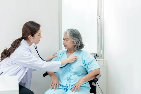 Uma Mulher Médica Asiática Usando Estetoscópio Ouça Frequência Cardíaca Pacientes — Fotografia de Stock