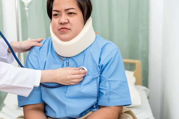 Médico Usando Estetoscópio Ouça Frequência Cardíaca Pacientes Mulher Gorda Que — Fotografia de Stock