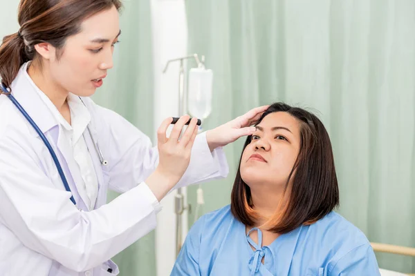 Asiático Mulher Médico Verificando Olhos Uma Mulher Paciente Para Pessoas — Fotografia de Stock