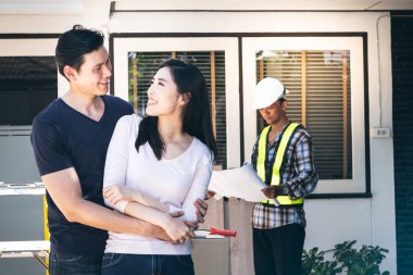 Asyalı genç çift, karı koca ve çekici eş, eski evin yenilenmesi için birlikte mutlular. Muğlak, yumuşak mühendis geçmişiyle, insanlara, gayrimenkul ve yenileme konseptine sahipler..