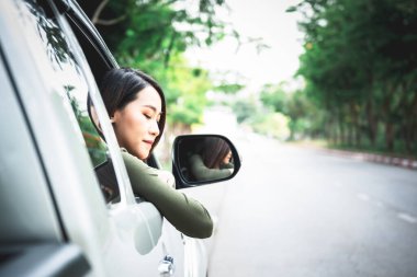 Asyalı çekici bir kadının portre resimleri, yolda kamyonet sürerken mutlu, insanlara konsept ve tatilde seyahat