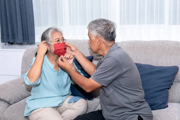 Пожилая Азиатская Пара Муж Помогает Своей Жене Носить Маску Ткани — стоковое фото