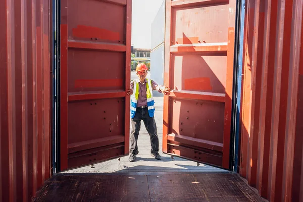 Trabalhadores Asiáticos Homem Trabalhando Abrindo Porta Contêineres Para Transporte Logístico — Fotografia de Stock