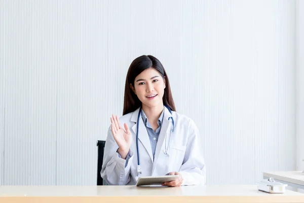 Imagens Retrato Asiático Atraente Médico Mulher Sentado Uma Mesa Local — Fotografia de Stock