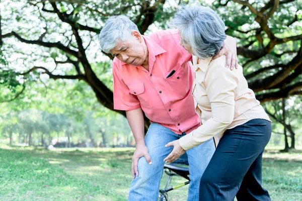 Азиатская Пожилая Пара Жена Помогает Поддерживает Мужа Которого Коленное Жюри — стоковое фото
