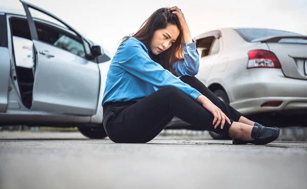 Asiática Mulher Negócios Sentado Chão Ela Estressou Esperar Para Notificar — Fotografia de Stock