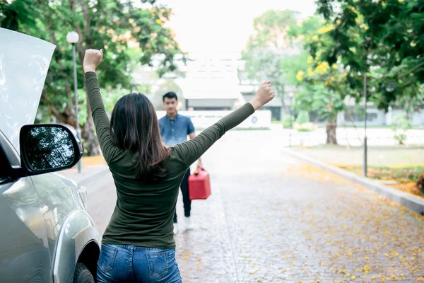 彼女のピックアップ車が道路の側に停め 人々や交通の概念に押し入った — ストック写真