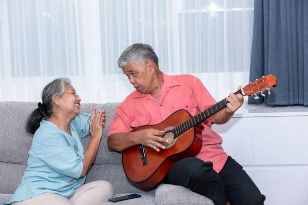 Азиатская Пожилая Пара Муж Жена Расслабляются Вместе Музыкой Играя Гитаре — стоковое фото