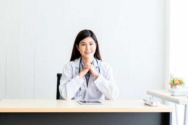 Imagens Retrato Asiático Atraente Médico Mulher Sentado Uma Mesa Local — Fotografia de Stock