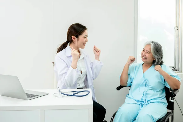 Asiático Mulher Médico Idosas Pacientes São Felizes Juntos Que Tratamento — Fotografia de Stock