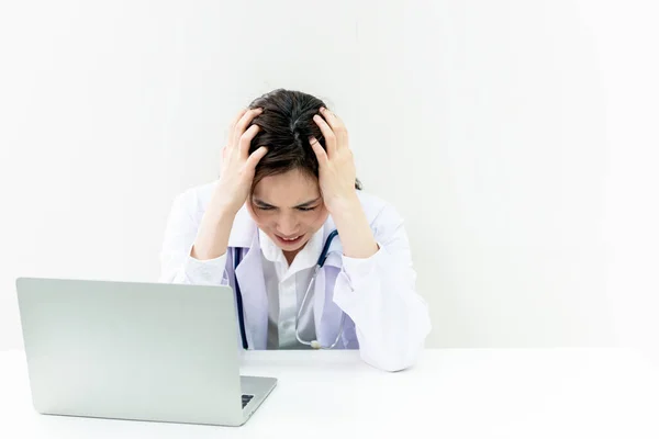 Mujer Asiática Médico Sentado Escritorio Está Estresado Cansado Trabajo Duro —  Fotos de Stock