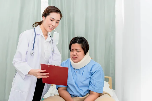 Médica Asiática Explicando Procedimentos Tratamento Planos Saúde Para Mulheres Gordas — Fotografia de Stock