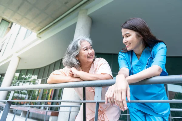 Ηλικιωμένη Ασιάτισσα Ασθενής Μόνιμη Και Μιλώντας Γυναίκα Γιατρό Χαμογελαστή Και — Φωτογραφία Αρχείου