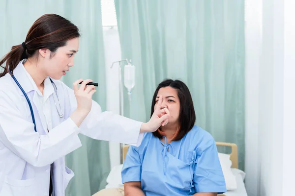 Asiático Mulher Médico Verificando Olhos Uma Mulher Paciente Para Pessoas — Fotografia de Stock