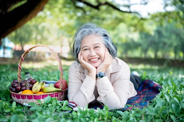 Aziatische Oudere Vrouw Liggen Glimlachen Ontspannen Het Groene Gazon Tuin — Stockfoto