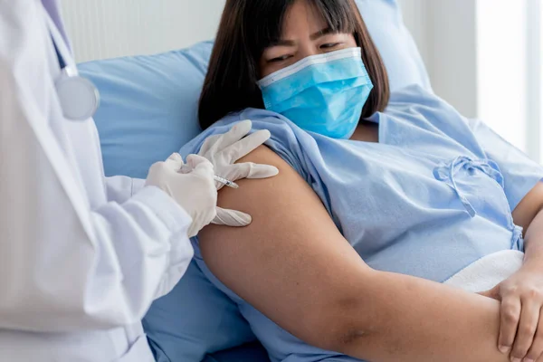 Doctor Vaccinating Prevent Covid Coronavirus Asian Fat Woman Who Wearing — Stock Photo, Image