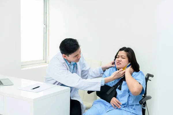 Asian Male Doctor Checking Condition Female Patient Who Has Neck — Fotografia de Stock