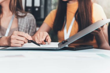 2 iş kadını danışmanlık, analiz ve planlar kağıt grafiklerden iş adamlarına kadar verileri kullanarak ve yeni bir konsept başlatarak birlikte çalışırlar..