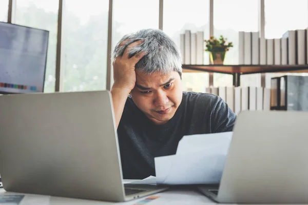 Asiático Hombres Negocios Sentirse Estresado Mientras Que Mira Sin Éxito —  Fotos de Stock