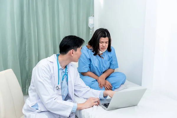 Mulher Asiática Paciente Olhando Para Computador Ouvir Médico Explicando Procedimentos — Fotografia de Stock