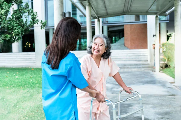 Азиатская Пожилая Женщина Пациент Счастлив Улыбка Время Доктор Держится Руки — стоковое фото