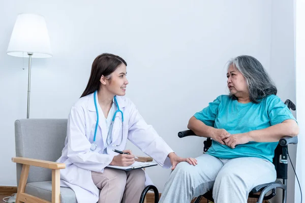 Physical Therapist Asian Woman Doing Leg Physiotherapy Elderly Woman Treat — Fotografia de Stock