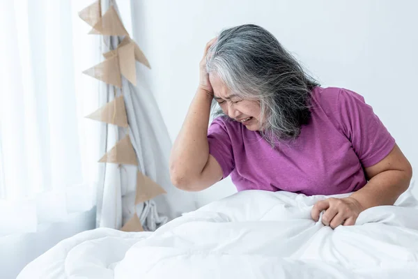 Mulher Idosa Asiática Cama Branca Tendo Uma Dor Cabeça Porque — Fotografia de Stock