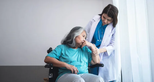 Asian Woman Doctor Take Care Encourage Elderly Patient Which Sat — Φωτογραφία Αρχείου