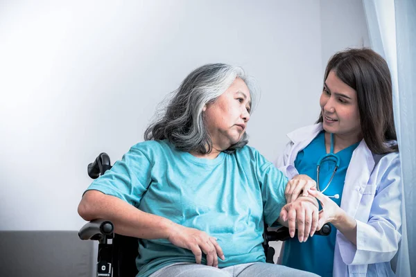 Asian Woman Doctor Take Care Encourage Elderly Patient Which Sat — Fotografia de Stock