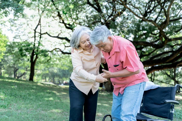 Asiática Pareja Ancianos Atractiva Esposa Ayudando Marido Levantarse Silla Ruedas — Foto de Stock