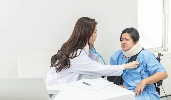 Asian Doctor Woman Checking Heart Rate Fat Woman Patient Injuries — Fotografia de Stock